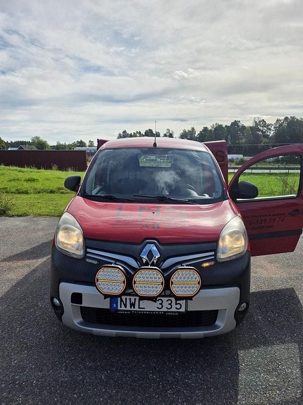 Röd Begagnad 2013 Renault Kangoo Minibuss | 49 500 kr (Marknadspris) - Bild 1/4
