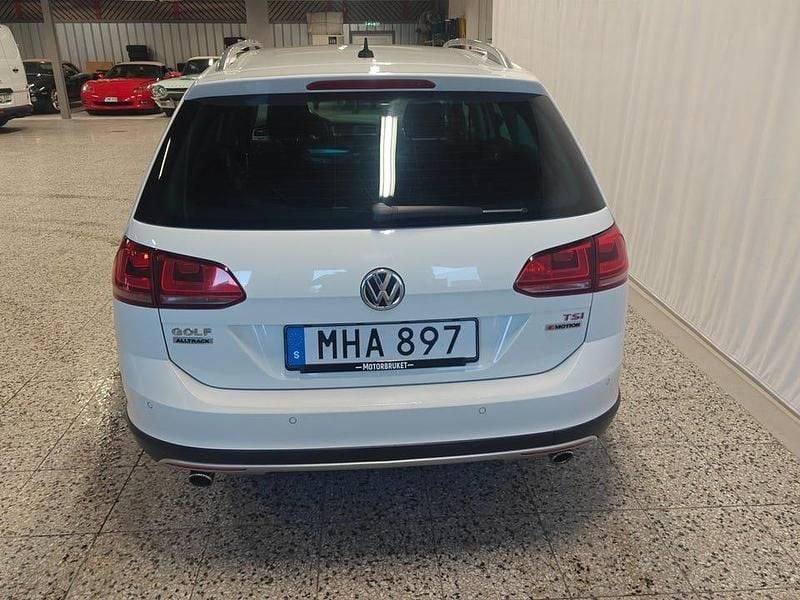 Begagnad VW Golf Alltrack 180 HK (132 kW) 2016 Vit Kombi