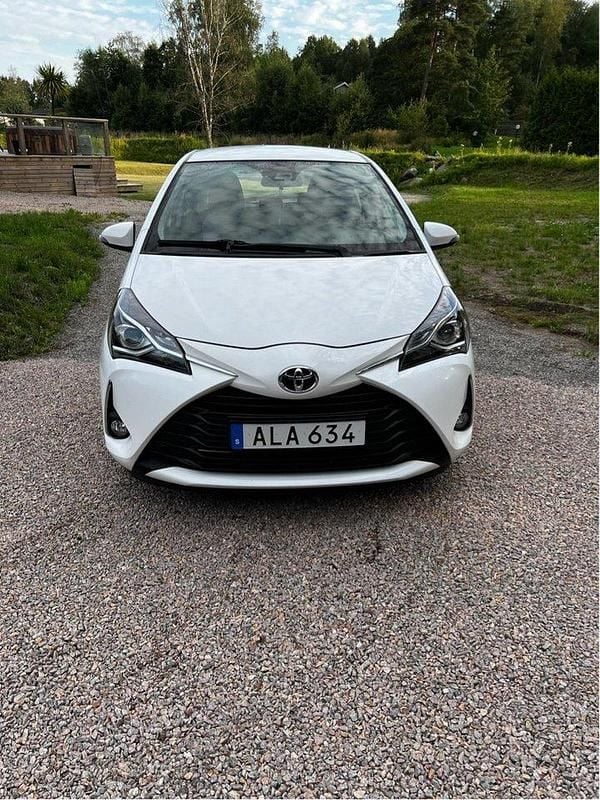 Vit Begagnad 2018 Toyota Yaris Active Halvkombi | 145 000 kr (Marknadspris) - Bild 1/4