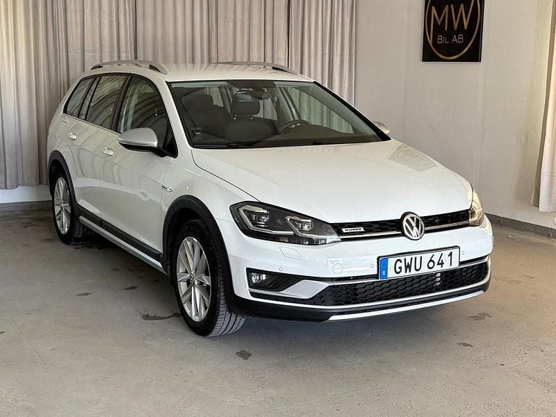 Vit Begagnad 2018 VW Golf Alltrack Kombi | 244 900 kr (Marknadspris) - Bild 1/4