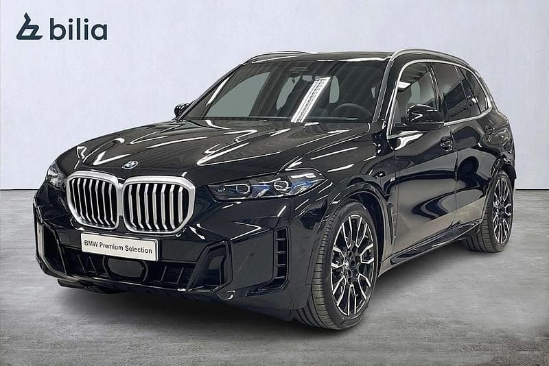 Svart Begagnad 2025 BMW X5 Comfort Edition SUV | 1 039 900 kr (Marknadspris) - Bild 1/4