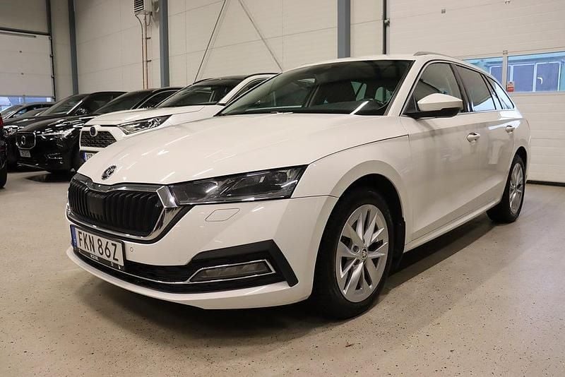 Vit Begagnad 2021 Skoda Octavia Style Kombi | 219 900 kr (Marknadspris) - Bild 1/4