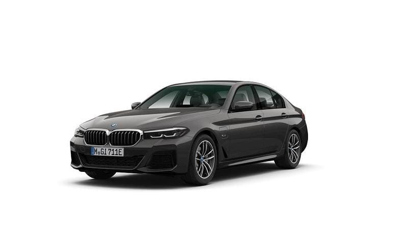 Grå Begagnad 2022 BMW 530e M Sport Sedan | 389 500 kr (Bra pris) - Bild 1/4