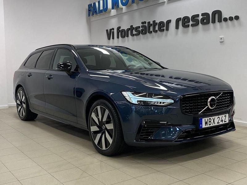 Mörkblå (blå) Ny 2025 Volvo V90 Ultra Kombi | 639 500 kr (Marknadspris) - Bild 1/4