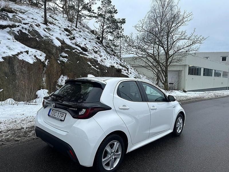 Begagnad Toyota Yaris Hybrid Active 92 HK (67 kW) 2021 Vit Halvkombi