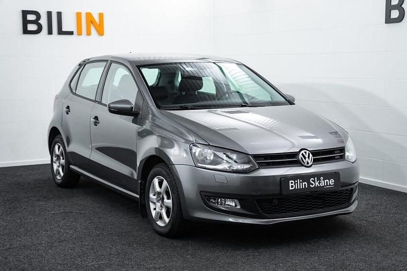 Grå Begagnad 2010 VW Polo Halvkombi | 104 900 kr (Lite dyr) - Bild 1/4