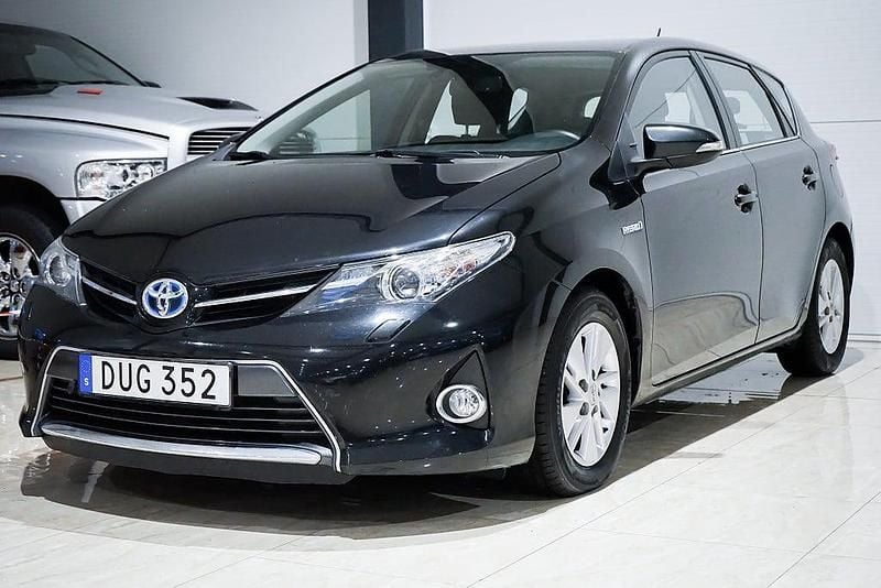 Svart Begagnad 2013 Toyota Auris Hybrid Active Halvkombi | 134 500 kr (Marknadspris) - Bild 1/4