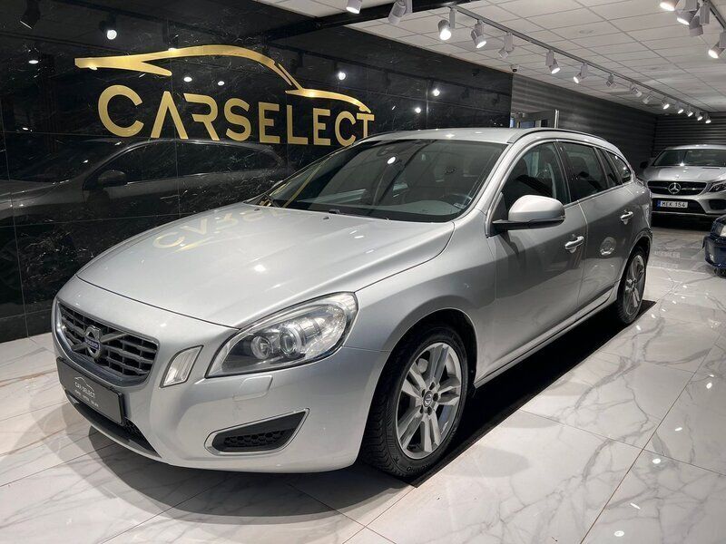 Ljusgrå (grå) Begagnad 2013 Volvo V60 Momentum Kombi | 99 900 kr (Marknadspris) - Bild 1/4