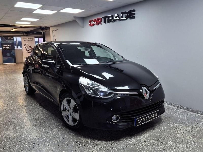 Begagnad Renault Clio IV Dynamique 90 HK (66 kW) 2015 Svart Halvkombi