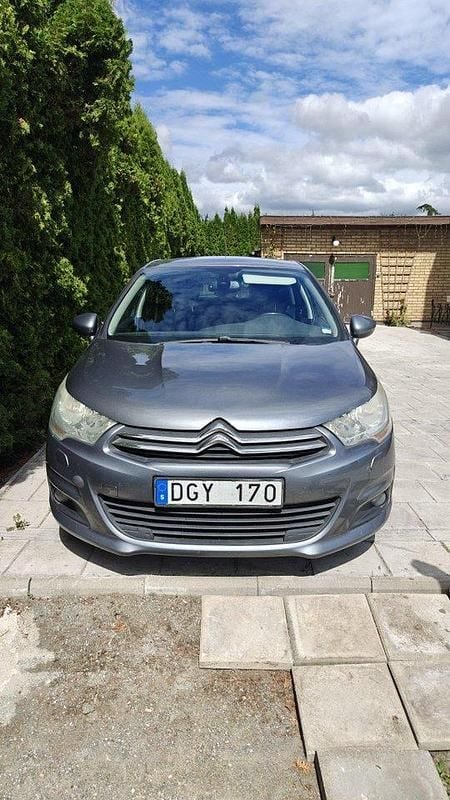 Grå Begagnad 2011 Citroën C4 Halvkombi | 43 900 kr (Bra pris) - Bild 1/4