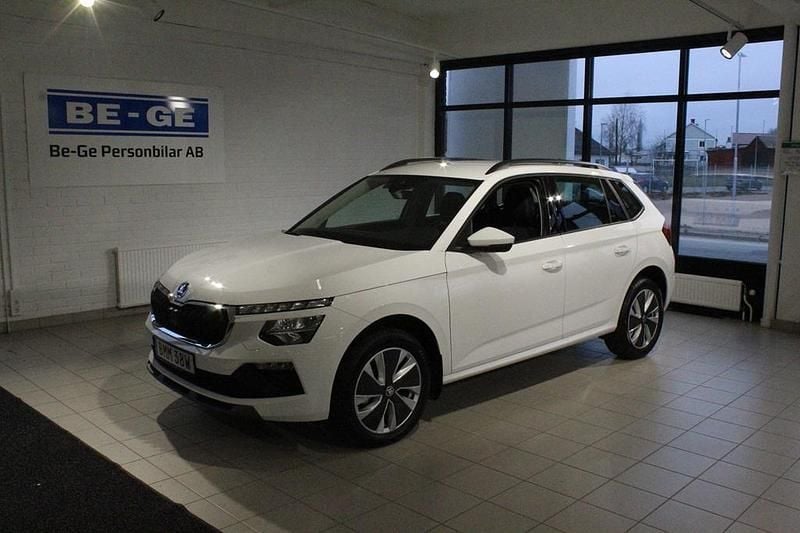 Vit Begagnad 2024 Skoda Kamiq Selection SUV | 259 900 kr (Marknadspris) - Bild 1/4