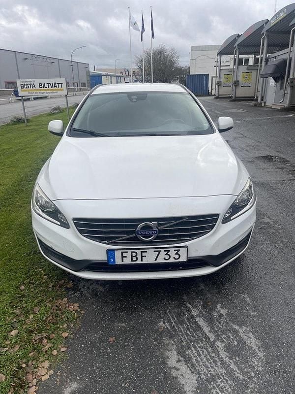 Vit Begagnad 2015 Volvo V60 Kinetic Kombi | 124 000 kr (Marknadspris) - Bild 1/4