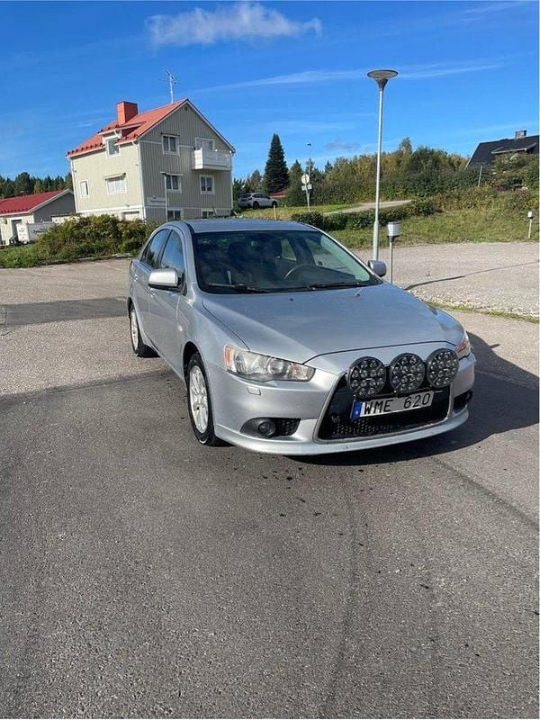 Silver Begagnad 2011 Mitsubishi Lancer Sportback Halvkombi | 28 500 kr (Marknadspris) - Bild 1/4