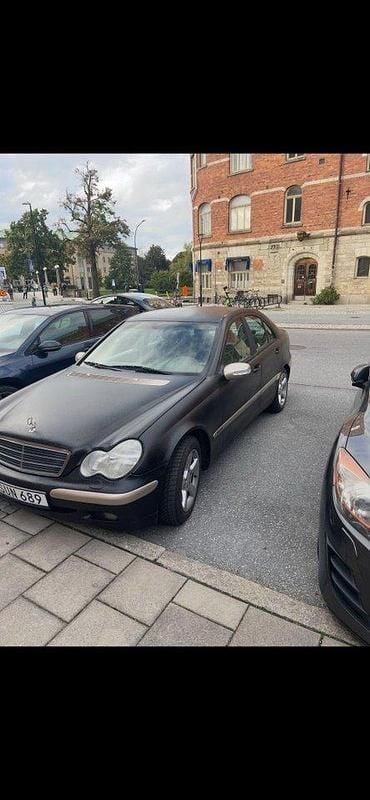 Brun Begagnad 2002 Mercedes C200 Sedan | 35 000 kr - Bild 1/4