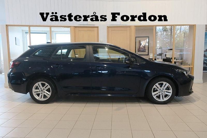 Mörkblå Begagnad 2022 Toyota Corolla Active Kombi | 233 900 kr (Marknadspris) - Bild 1/4