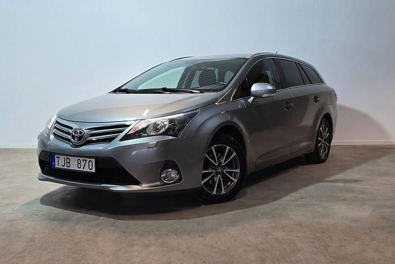 Ljusgrå (grå) Begagnad 2012 Toyota Avensis Kombi | 89 900 kr (Marknadspris) - Bild 1/3