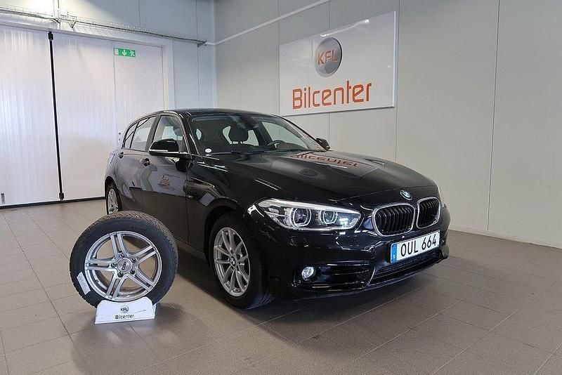 Svart Begagnad 2015 BMW 118 Sport Line Halvkombi | 179 900 kr (Marknadspris) - Bild 1/4