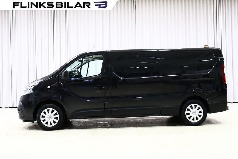 Svart metallic Begagnad 2021 Renault Trafic Minibuss | 218 750 kr (Marknadspris) - Bild 1/4