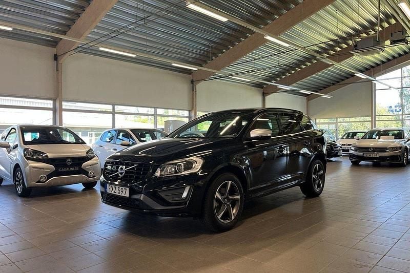 Svart Begagnad 2015 Volvo XC60 R-Design SUV | 179 900 kr (Marknadspris) - Bild 1/4