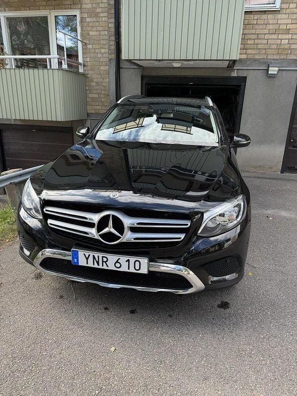 Svart Begagnad 2018 Mercedes GLC250 SUV | 320 000 kr (Marknadspris) - Bild 1/4