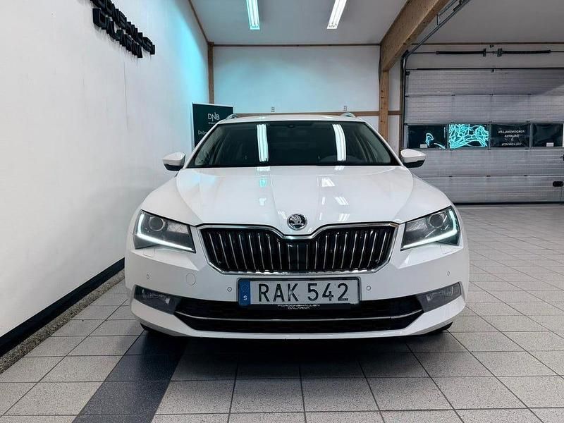 Begagnad Skoda Superb Style 190 HK (139 kW) 2015 Vit Kombi