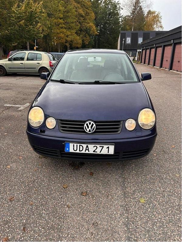 Blå Begagnad 2003 VW Polo Comfortline Halvkombi | 15 000 kr (Bra pris) - Bild 1/3