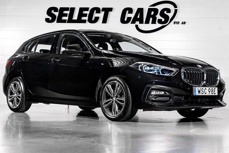 Svart Begagnad 2020 BMW 118 Shadowline Halvkombi | 219 900 kr (Marknadspris) - Bild 1/4