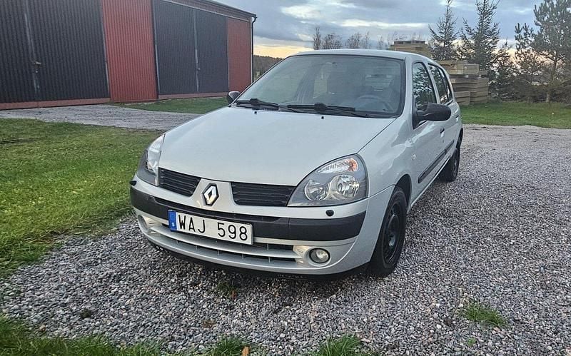 Grå Begagnad 2004 Renault Clio II Expression Halvkombi | 23 900 kr (Marknadspris) - Bild 1/4