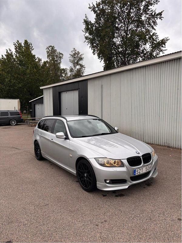 Silver Begagnad 2010 BMW 320 Comfort Edition Kombi | 80 000 kr (Marknadspris) - Bild 1/4