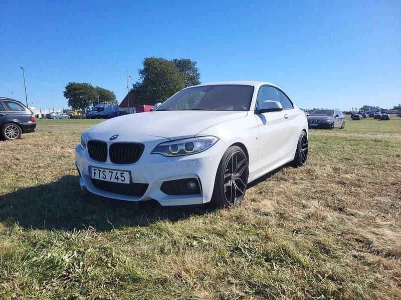 Vit Begagnad 2015 BMW 220 M Sport Sportkupé | 170 000 kr (Bra pris) - Bild 1/4