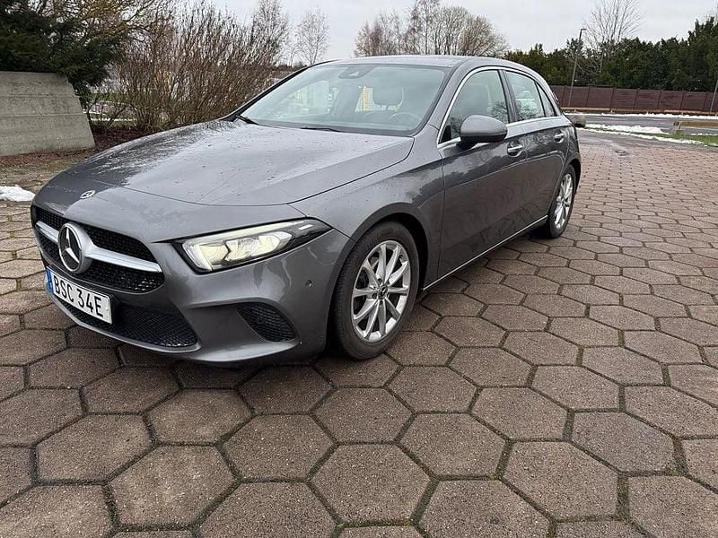 Grå Begagnad 2019 Mercedes A180 Halvkombi | 216 500 kr (Bra pris) - Bild 1/4