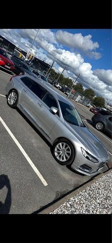Silver Begagnad 2017 Volvo V90 Inscription Kombi | 254 900 kr (Marknadspris) - Bild 1/4