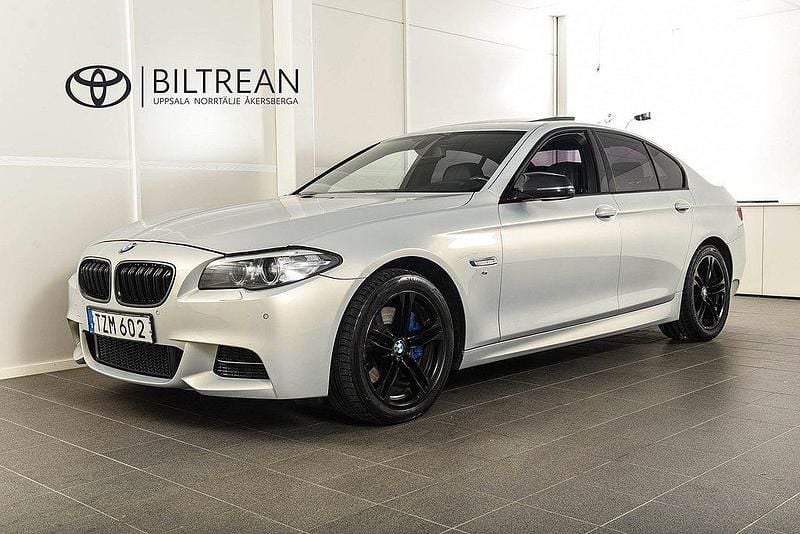 Ljusbrun (mondstein metallic) Begagnad 2014 BMW 530 M Sport Sedan | 218 500 kr (Marknadspris) - Bild 1/4