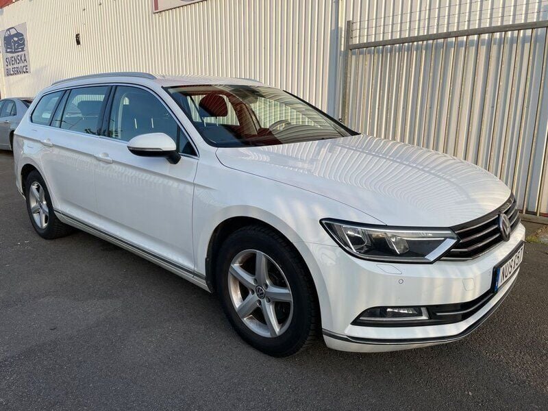 Vit Begagnad 2016 VW Passat GT Kombi | 169 000 kr (Bra pris) - Bild 1/4