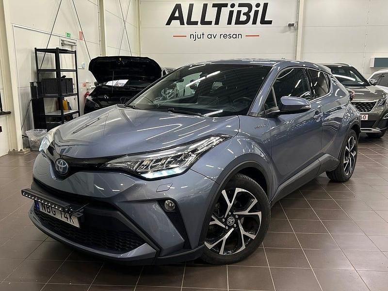 Grå Begagnad 2021 Toyota C-HR Edition SUV | 234 900 kr (Marknadspris) - Bild 1/3