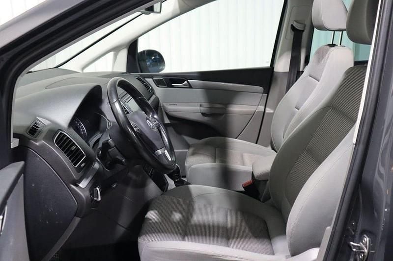 Begagnad VW Sharan 141 HK (103 kW) 2012 Ljusgrå Minibuss