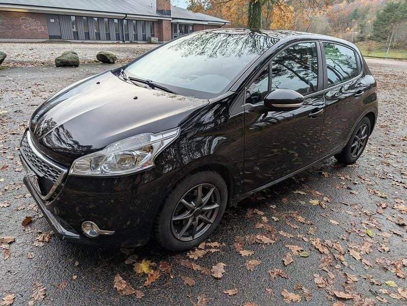 Svart Begagnad 2015 Peugeot 208 Halvkombi | 49 000 kr (Marknadspris) - Bild 1/4