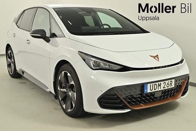 Glacial white metallic Begagnad 2025 Cupra Born e-Boost Halvkombi | 324 900 kr (Marknadspris) - Bild 1/4