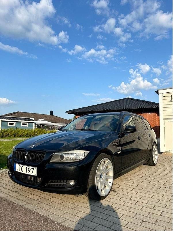 Svart Begagnad 2011 BMW 320 Kombi | 84 000 kr (Marknadspris) - Bild 1/4