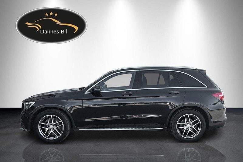 Mörkblå Begagnad 2016 Mercedes GLC250 AMG line SUV | 275 999 kr (Marknadspris) - Bild 1/4