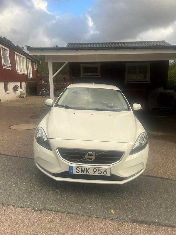 Vit Begagnad 2015 Volvo V40 Kinetic Kombi | 140 000 kr (Marknadspris) - Bild 1/4