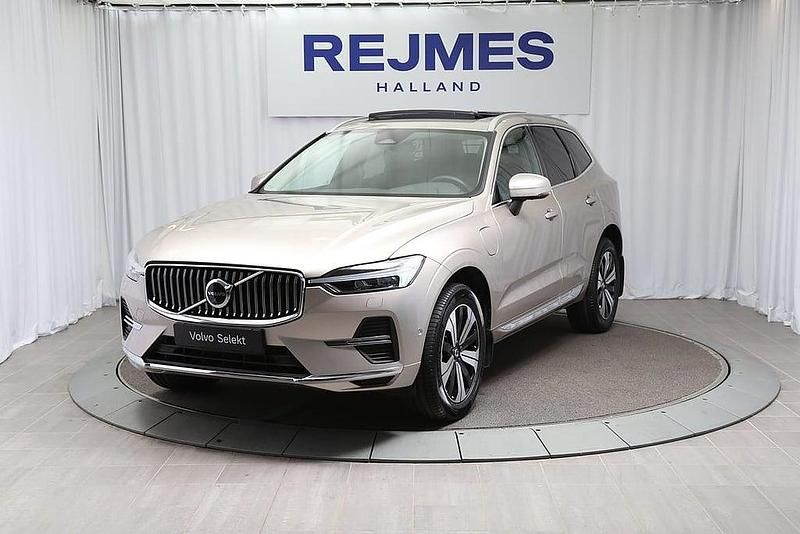 Ljusgrå Begagnad 2025 Volvo XC60 Plus SUV | 559 500 kr (Marknadspris) - Bild 1/4