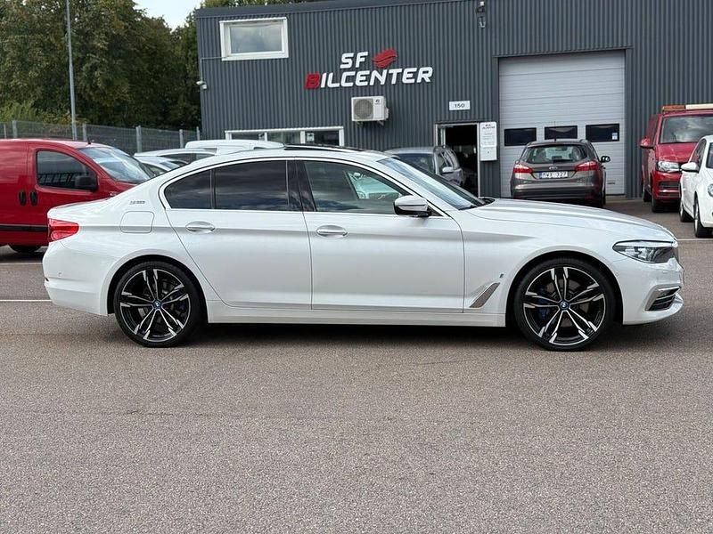 Vit Begagnad 2018 BMW 530 iPerformance Sedan | 239 900 kr (Marknadspris) - Bild 1/4