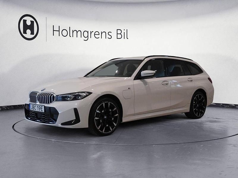 Vit Begagnad 2024 BMW 330e Efficient Dynamics Kombi | 519 800 kr - Bild 1/4
