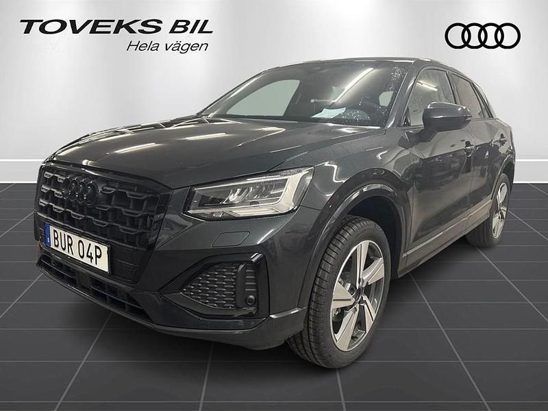 Grå Ny 2026 Audi Q2 Comfort SUV | 419 500 kr - Bild 1/4