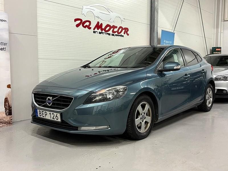 Blå Begagnad 2014 Volvo V40 Kinetic Halvkombi | 69 900 kr (Marknadspris) - Bild 1/4