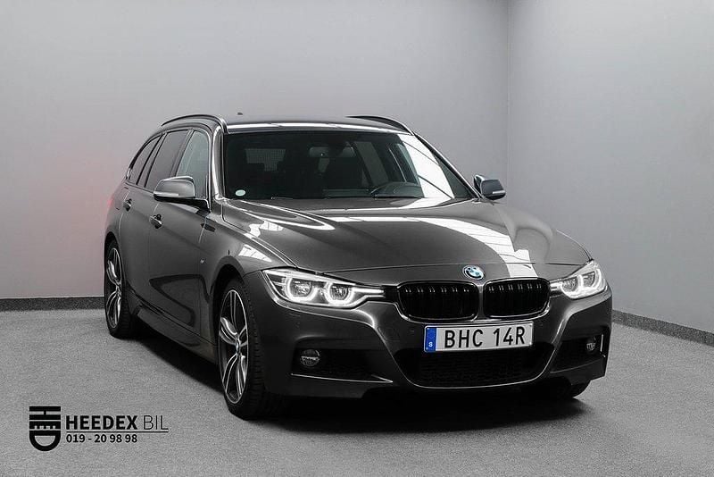 Grå (mineralgrey metallic) Begagnad 2019 BMW 320 M Sport Kombi | 229 800 kr (Lite dyr) - Bild 1/4