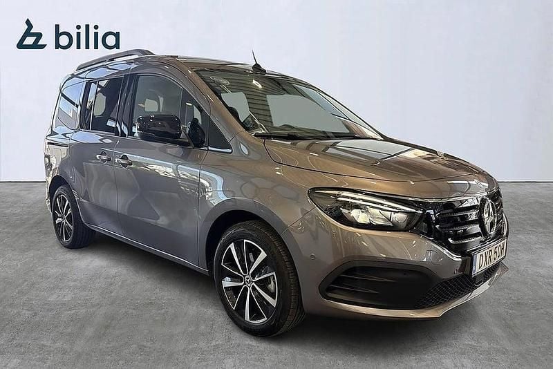 Begagnad Mercedes EQT200 91 kW (124 HK) 2023 Grå Minibuss