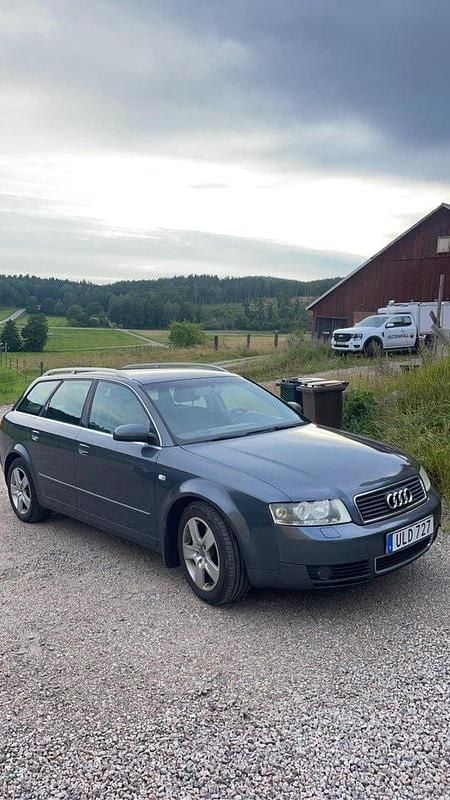 Grå Begagnad 2004 Audi A4 Comfort Kombi | 13 000 kr (Marknadspris) - Bild 1/4