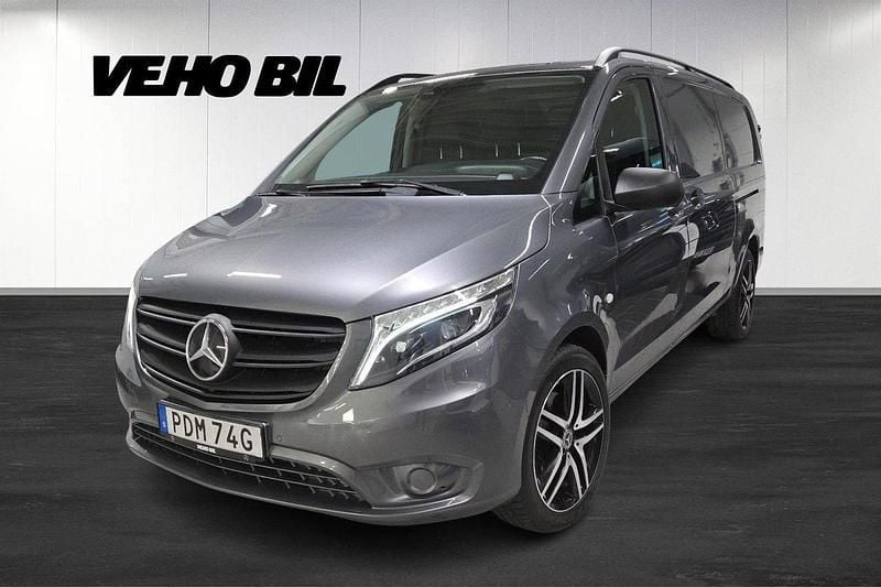 Grå Begagnad 2022 Mercedes Vito Minibuss | 499 875 kr (Dyr) - Bild 1/4